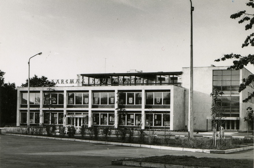 Kaubamaja Kuressaares, fassaadivaade. Arhitekt Aino Orm