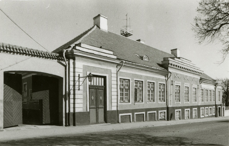 Elamu Rakveres Tallinna tänaval, vaade