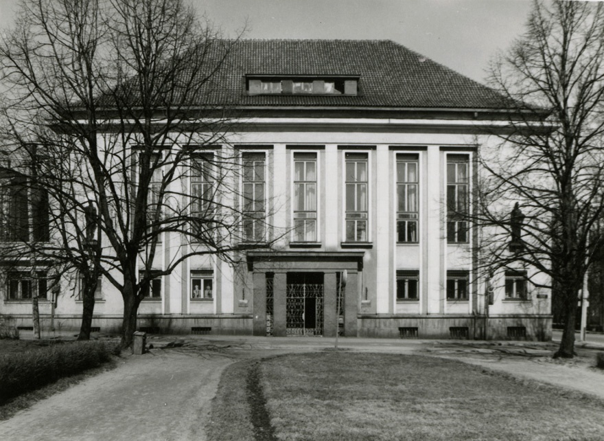 Pangahoone Tartus, fassaadivaade. Arhitektid Arnold Matteus, Karl Burman