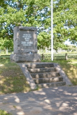 fotonegatiiv, Viljandi khk, Viiratsi v, Johan Laidoneri sünnikoht (Raba talu), mälestustahvel, u 1938, foto J. Riet rephoto