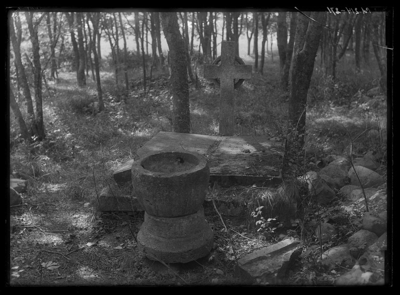 Haud Sääre mõisa aias varemete ees