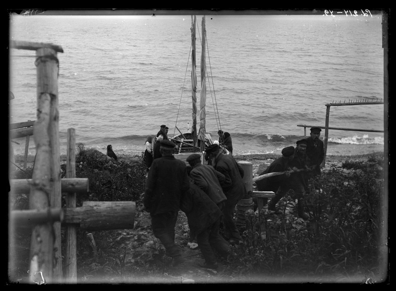 Kõrgeranna, Valaste küla, kalamehed vinnavad paati randa