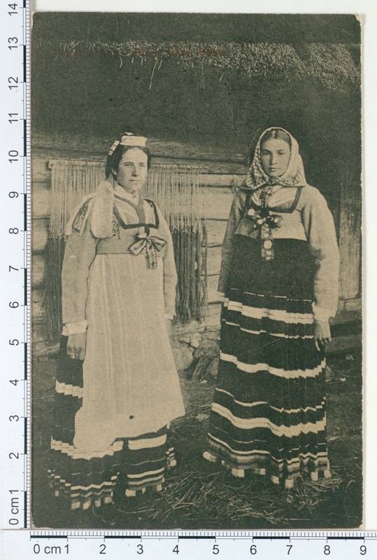 Rahvarõivais naised