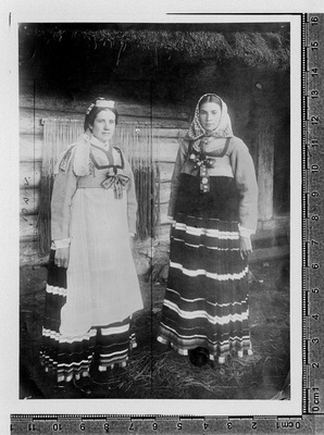 Rahvarõivais naised  duplicate photo