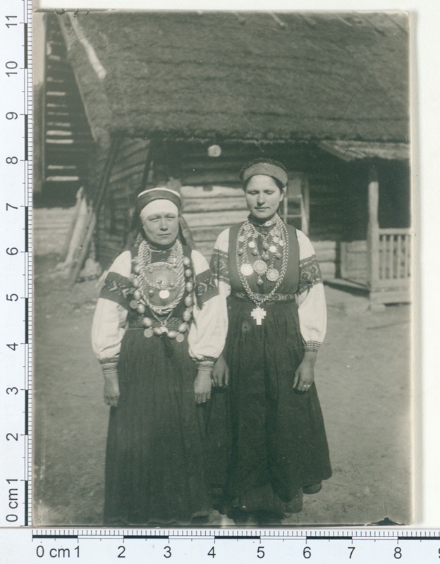 Setu naised rahvarõivais