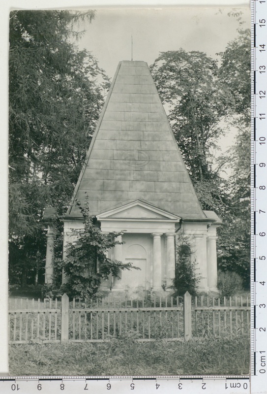 Tarvastu mõisniku von Mensenkampffi hauakabel Tarvastu ordulinnuses Viljandimaal