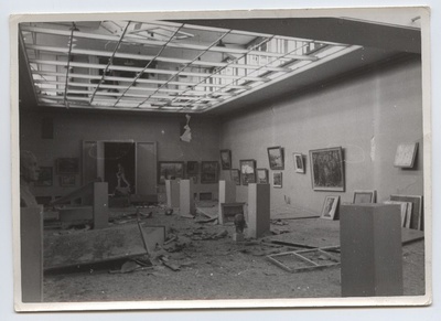 Vaade Kunstihoone näitusesaali peale pommitamist.  duplicate photo