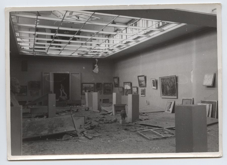 Vaade Kunstihoone näitusesaali peale pommitamist.
