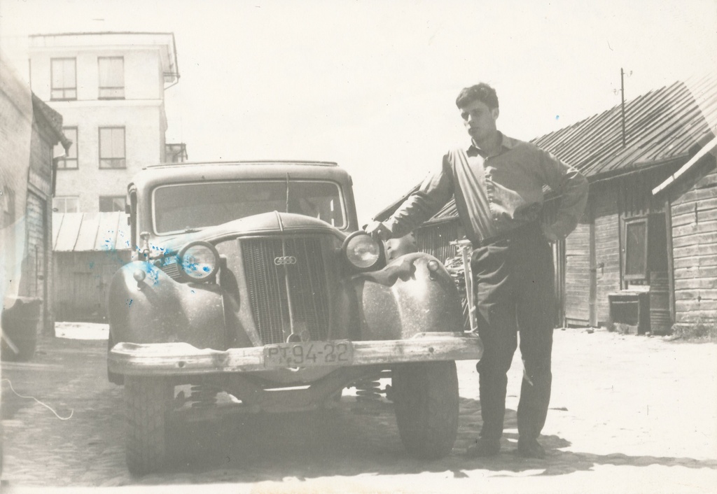 Foto. Võru Jüri tn. 22a elanik T. Helemets hoovil sõbra auto Chevrolet kõrval 1975.a.