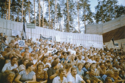 Foto ja diapositiiv. Rahvarinde korraldatud miiting Kubja lauluväljakul  14.juulil 1989.  similar photo