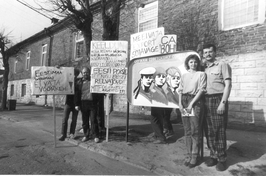 Foto 14.aprillil 1989.a. VSK nr.1  ja muinsuskaitsjad sõjakomissariaadi ees , esiplaanil Leo ja Ruth Dolenko.