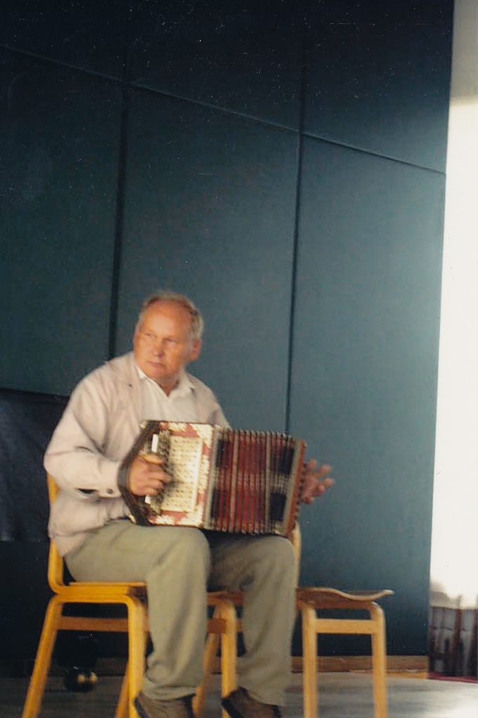 Võru Muuseumi 8.lõõtsapäev 26.augustil 2007 - mängib Heinar Kahar Teppo lõõtsal 1896.a.