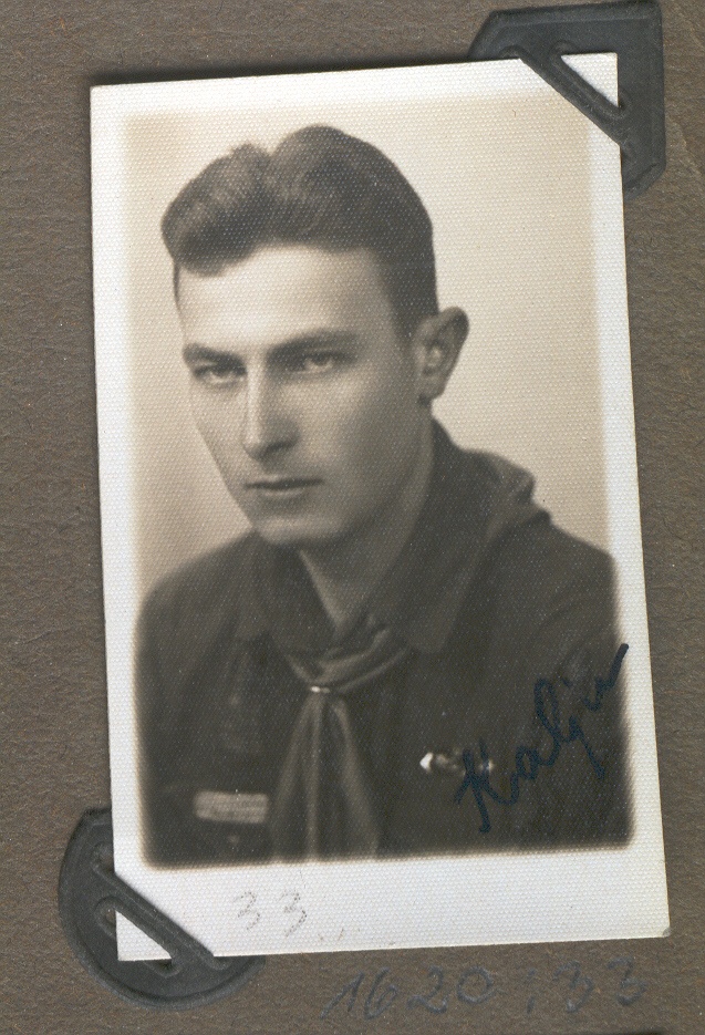 Foto.- Fotoalbum Võru Ühisgümnaasiumi abituurium 1937. Skaudijuht Kalju