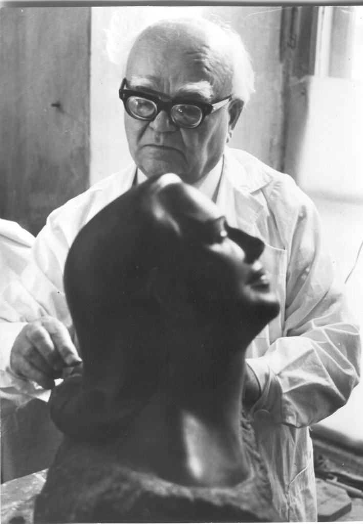 Foto. Paul Horma modelleerimas skulptuuri Ekstaas. 1983.Foto H.Rammo.