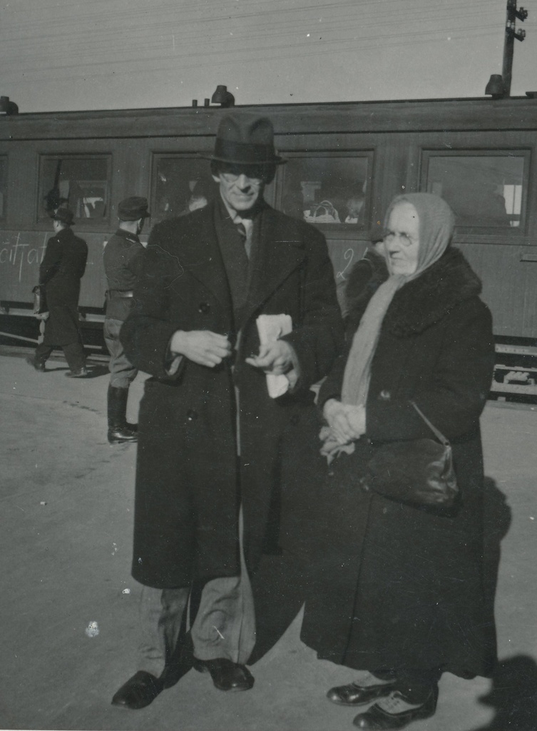 Foto. Eduard Viiralt emaga. 04. 1944.