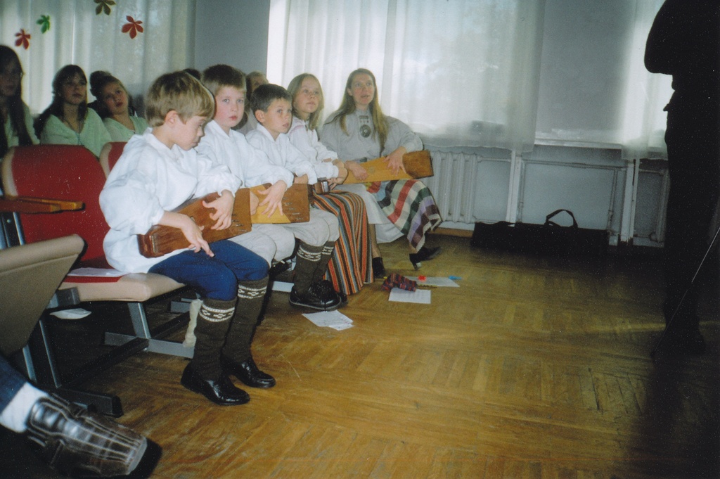 Foto. Võrumaa Muuseumi 6. kandlepäev 15.oktoobril  2006.Esinevad Võru Loovuskooli ja Antsla Gümnaasiumi kanneldajad.