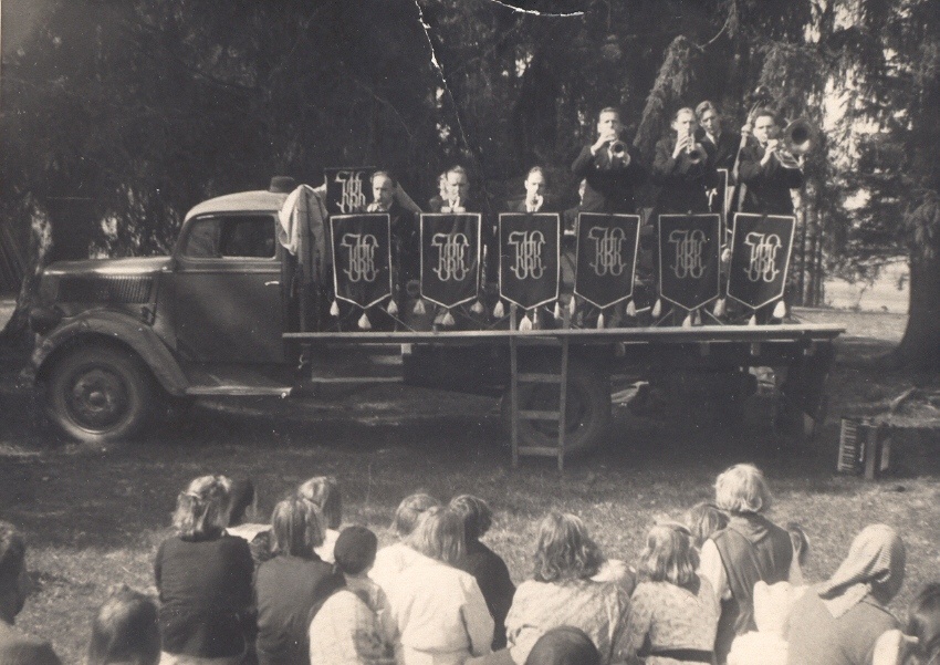 Foto. Võru Maakondliku Kulltuurimaja agitkontsertbrigaad  Antsla piirkonna koristustööde ajal 1948.a.
