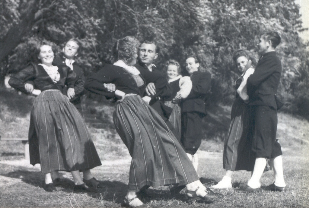 Foto. Võru Maakondliku Kultuurimaja rahvatantsukollektiiv esinemas