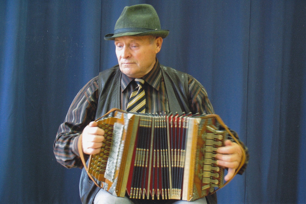 Foto "Võrumaa muuseumi X lõõtsapäeval mängib A.Teppo lõõtsal Elmar  Ruusamäe Meegomäelt" 30.augustil 2009