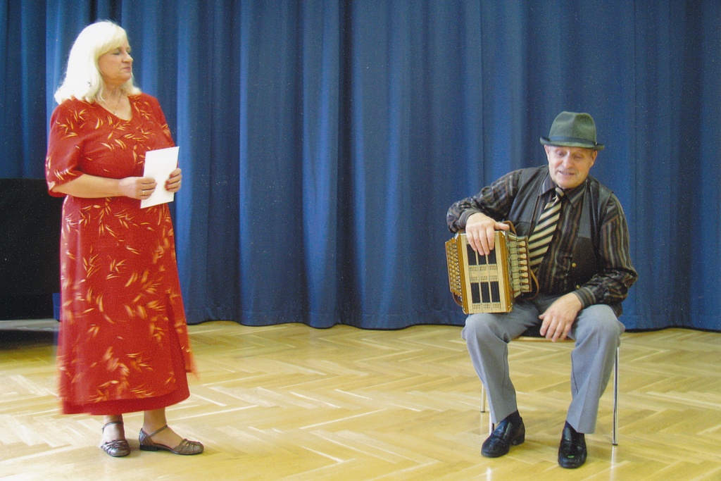 Foto " Võrumaa muuseumi X lõõtspäeval küsitleb Maimu Telk Elmar Ruusamäed teemal "Lõõtspilli uus elu" 30.augustil 2009. Võru Kandles