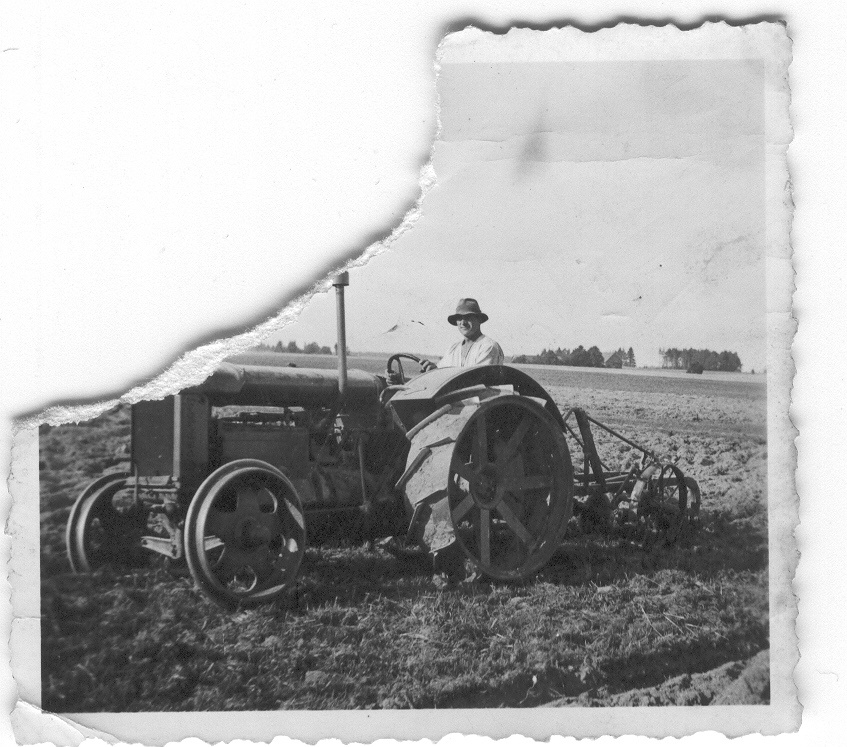 Fotokoopia Rannu, Helmut künnab "Fordson" traktoriga Nooli talu maad Võru vallas 1930.aastatel.