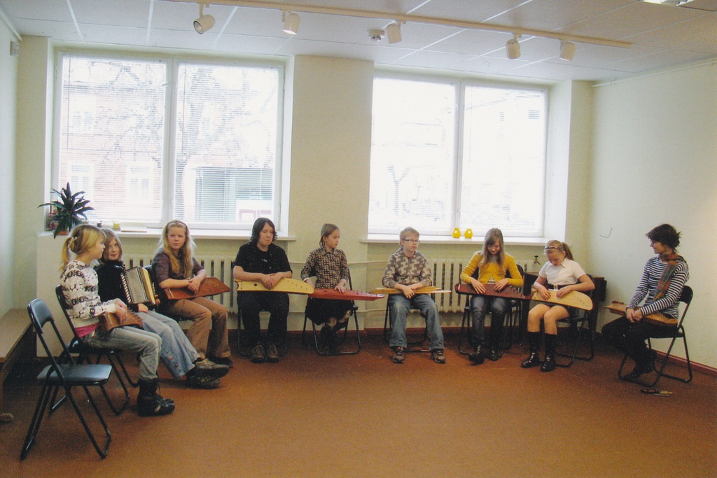Foto Võru Muusikakooli kanneldajad õpetaja Kadri Lepassoni juhendamisel esinemas Võru Muuseumi IX kandlepäeval muuseumis 15.novembril 2009.a.