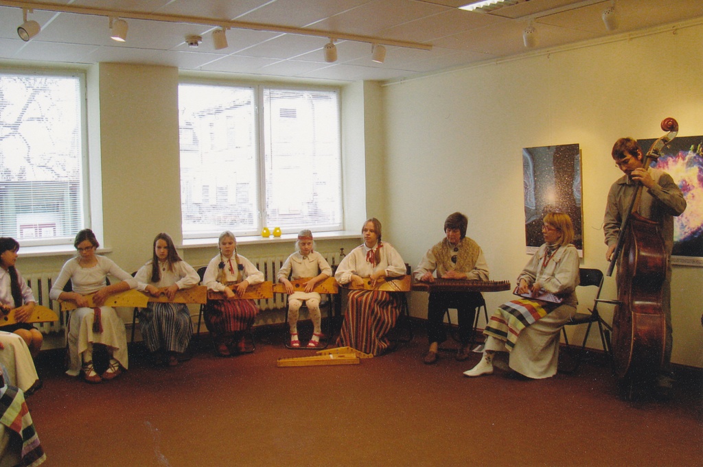 Foto Kandleansambel Helühänd musitseerimas Kandle kandlekapelliga Võrumaa muuseumi IX kandlepäeval muuseumis 15.novembril 2009