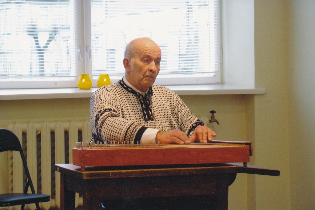 Foto Võru muuseumi IX kandlepäeval 15.novembril 2009. a mängib Ilmar Tiideberg (Valgamaalt) enda tehtud kandlel.