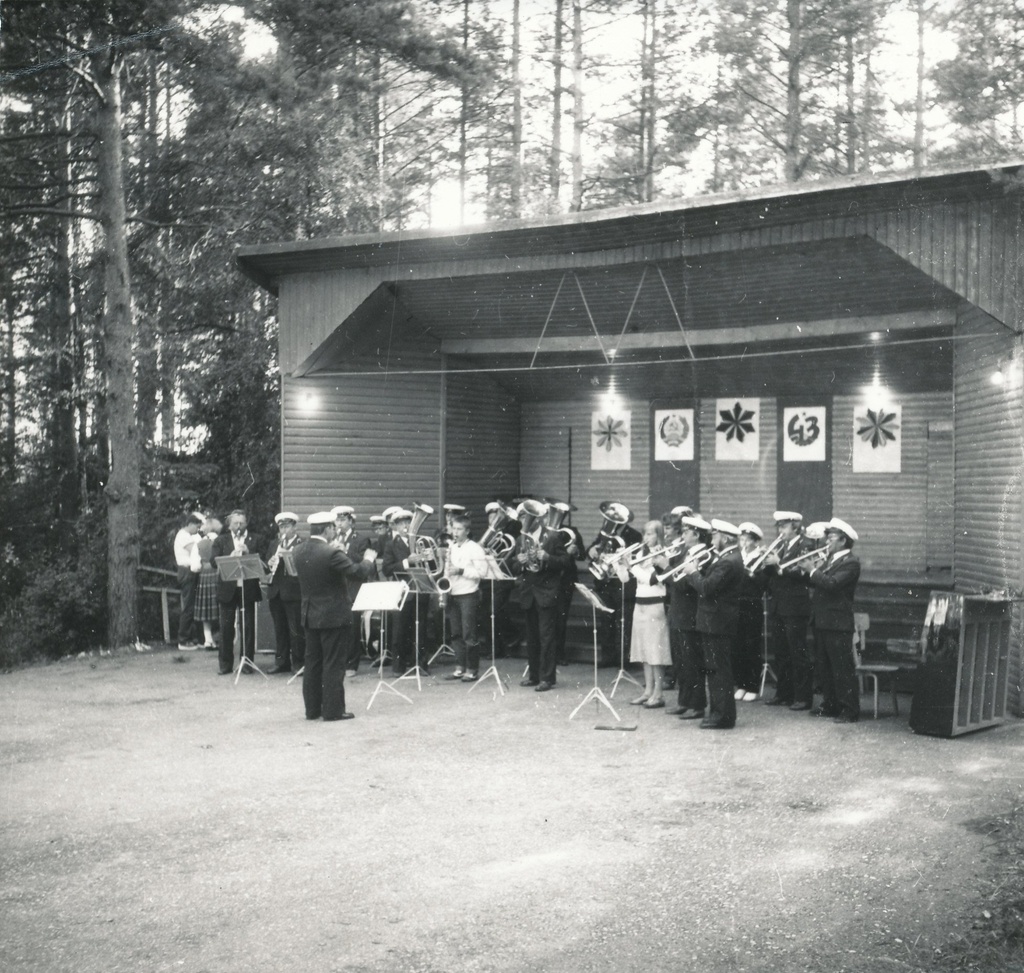Foto ja negatiiv. Misso laulupidu 1983.a. augustis, esineb Parksepa puhkpilliorkester Kungla.