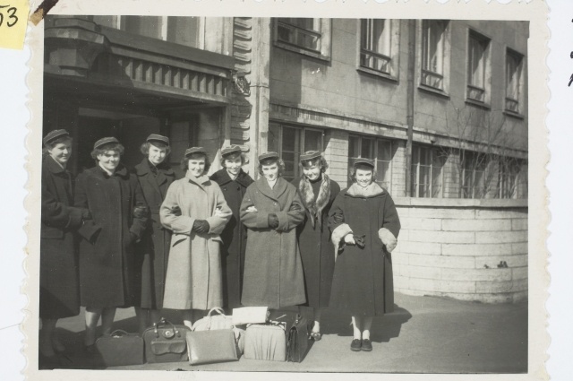 Tallinna Pedagoogilise Instituudi üliõpilased teklite ja käekottidega