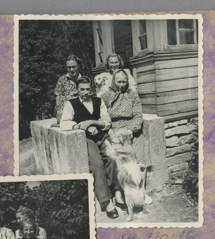 Mihkel, Liisa ja Vaike Rukki istuvad talu trepil