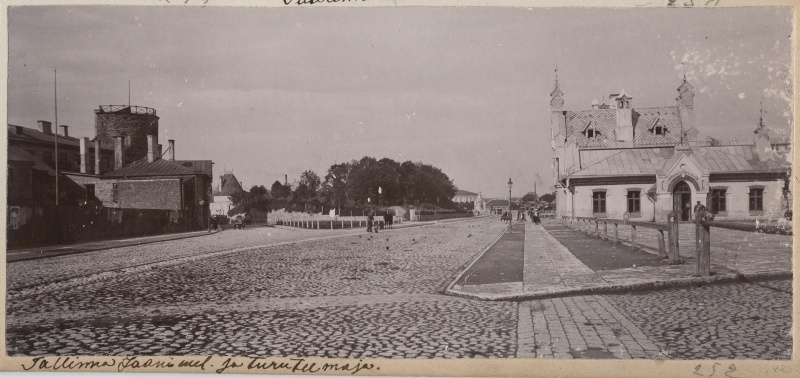 Jaani tänav (Pärnu mnt.), vaade Viru bastioni poole. Paremal kaalukoda Uue turu ääres.