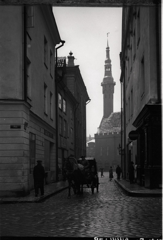 Tallinn. Vaade Mündi tänavalt Raekojale