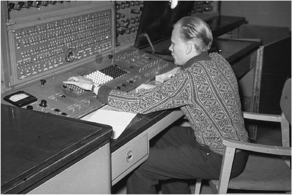 Mati Krull Eesti esimese arvuti Ural-1 juhtpuldis, foto A. Villemsi kogust
