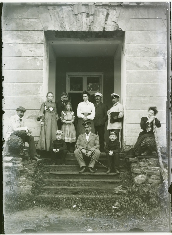 Grupp inimesi arvatavasti mõne mõisa peahoone ees trepil, grupifoto