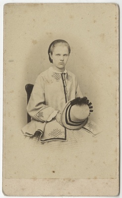 Määratlemata noor naine  duplicate photo