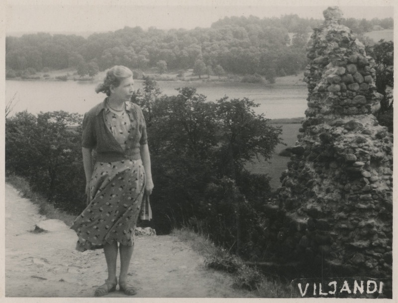 Helene Viljandi lossi varemete juures seismas ja järve poole vaatamas