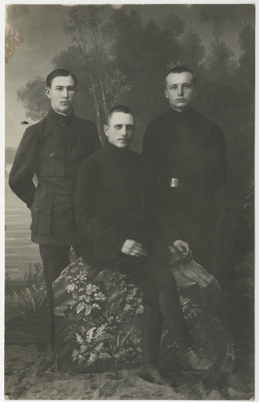 Eduard Suits, Oskar Vares ja Tõnis Kaerna noortena fotoateljees