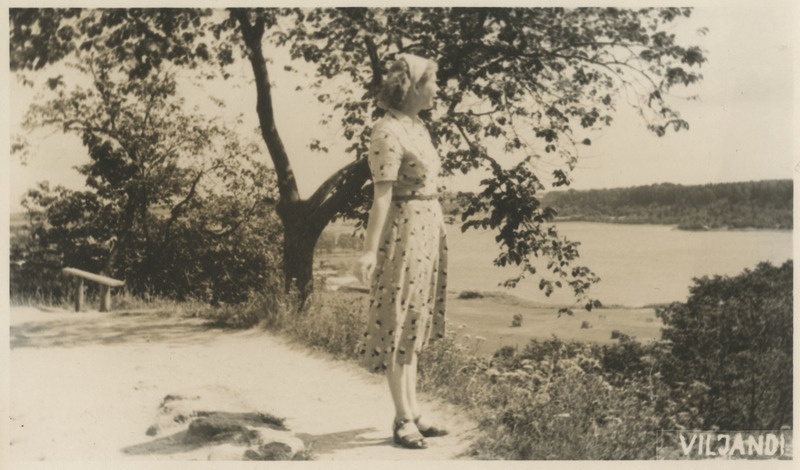 Helene Viljandi järve ääres