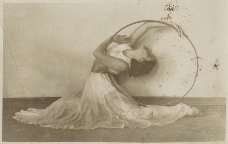 Tantsija koos rõngaga harjutust sooritamas