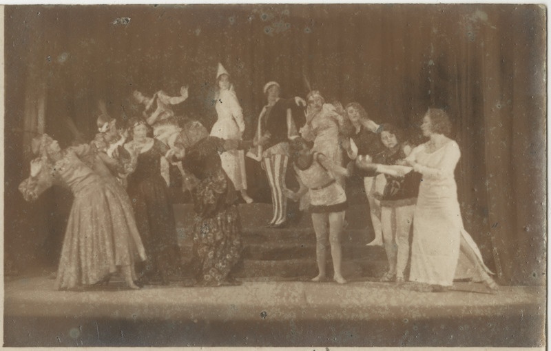 Tiina Kapper´i tantsutrupi õpilased etendust andmas