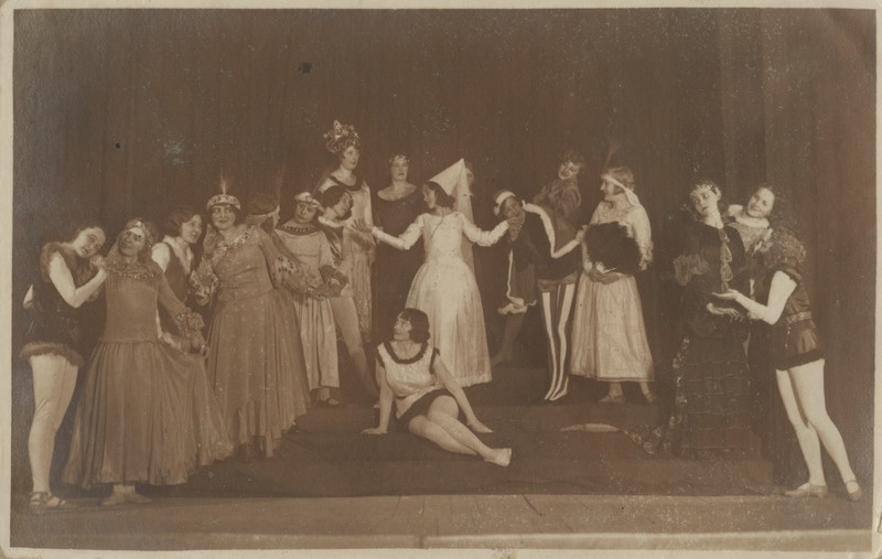 Tiina Kapperi tantsutrupp etendust andmas