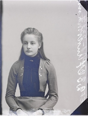 Alma Auksmann.  similar photo