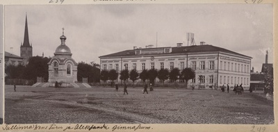 Vene turg, paremal Aleksandri gümnaasiumi hoone, vasakul Aleksander Nevski õigeusu kabel.  duplicate photo