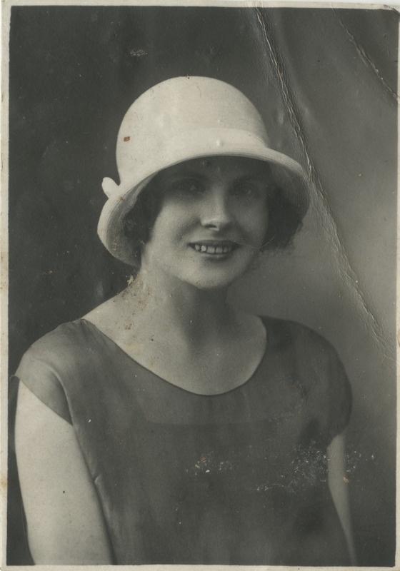 Portree valge kübaraga naisest