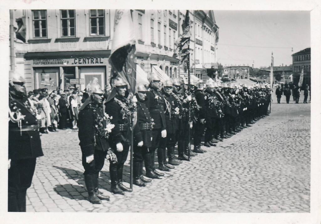 Pritsimeeste paraad Raekoja platsil. Tartu, 1939.