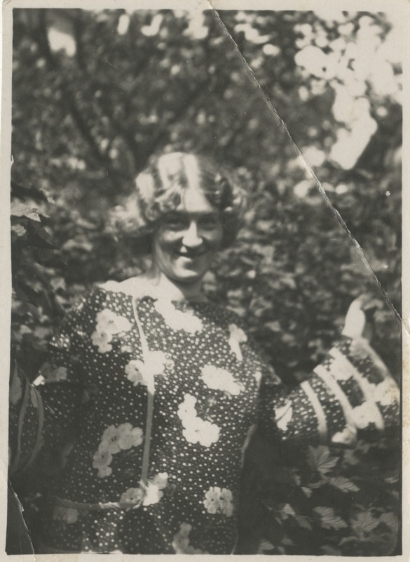 Naisterahvas põõsa taustal poseerimas