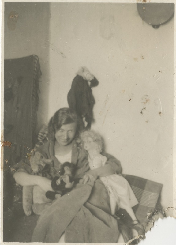 Naine koos nuku ja kaisuloomaga tooli peal