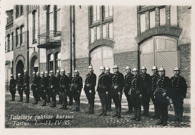 Tuletõrjeühingute juhtide kursus: rivistus pritsimaja ees. Tartu, 1.-11.04.1935. Foto E. Kald.  duplicate photo