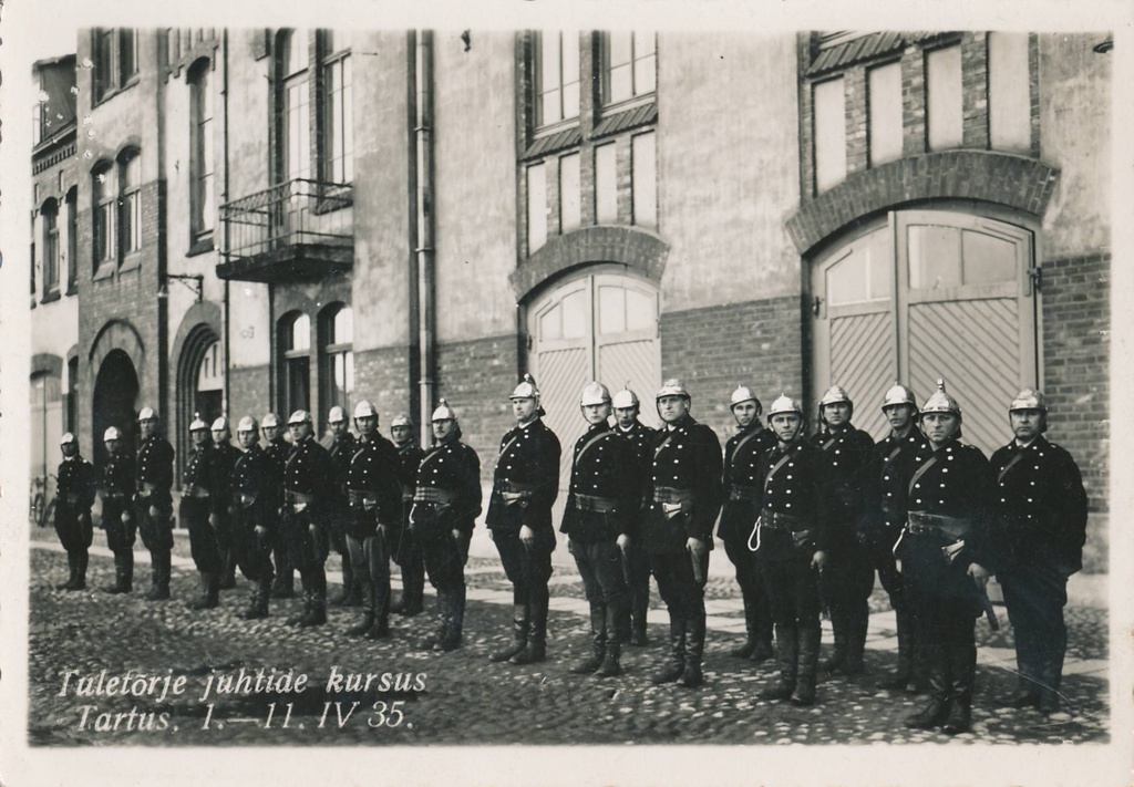 Tuletõrjeühingute juhtide kursus: rivistus pritsimaja ees. Tartu, 1.-11.04.1935. Foto E. Kald.